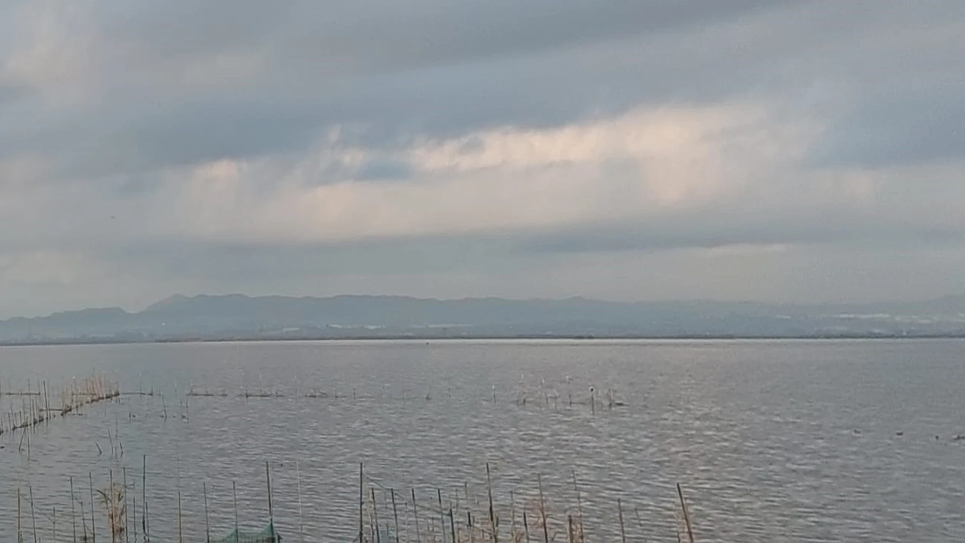 Imagen del lado de la Albufera de València. REMITIDA / HANDOUT por COMPROMÍS Fotografía remitida a medios de comunicación exclusivamente para ilustrar la noticia a la que hace referencia la imagen, y citando la procedencia de la imagen en la firma 23/10/2024
