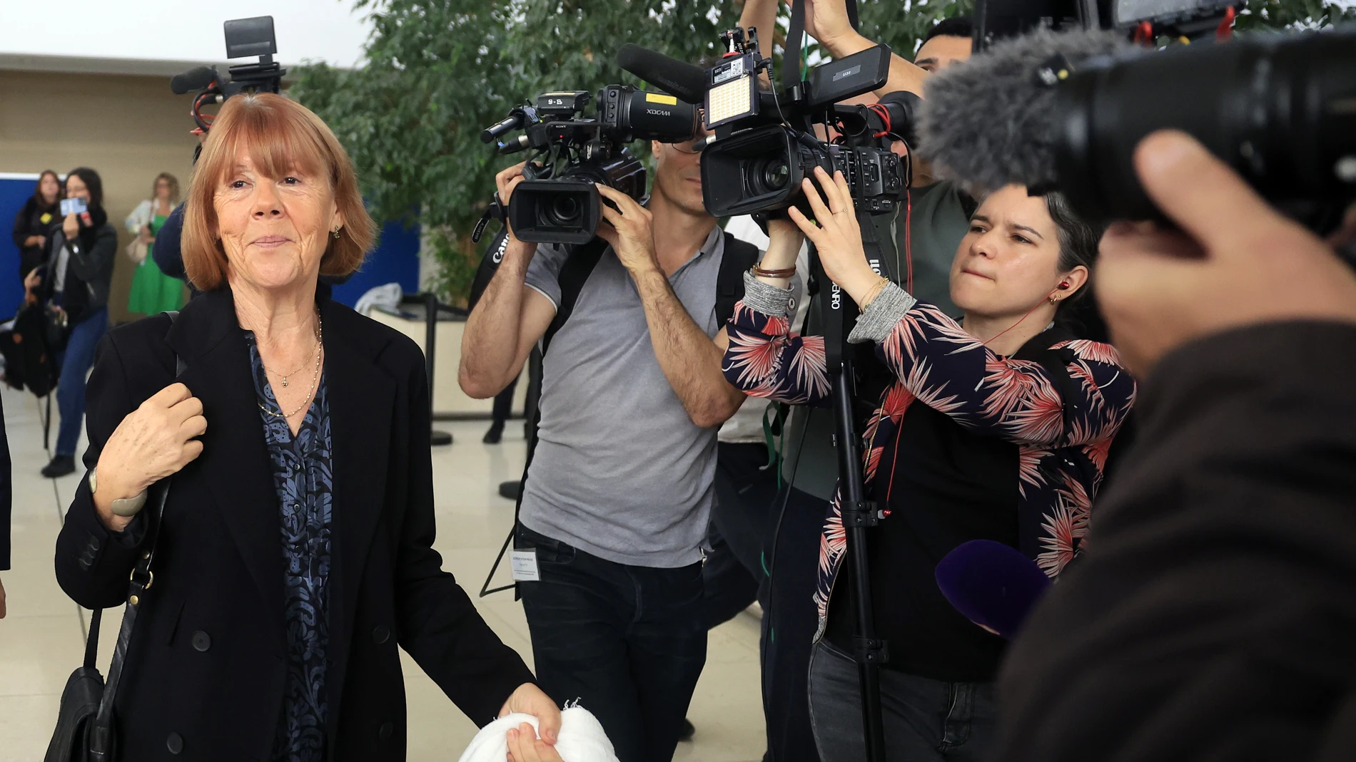 Avignon (France), 23/10/2024.- Gisele Pelicot (L) leaves the criminal court in Avignon, France, 23 October 2024, where her ex-husband stands trial. Dominique Pelicot is accused of drugging and raping his then-wife Gisele Pelicot. He is also accused of inviting dozens of men to rape her while she was unconscious at their home in Mazan, France, between 2011 and 2020. Fifty other men are facing trial for their alleged involvement. Dominique Pelicot could face a maximum sentence of 20 years in pr...