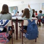 Varios niños en un aula, el primer día de curso escolar.