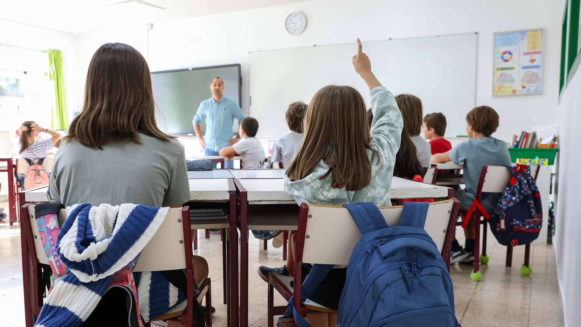 Varios niños en un aula, el primer día de curso escolar.