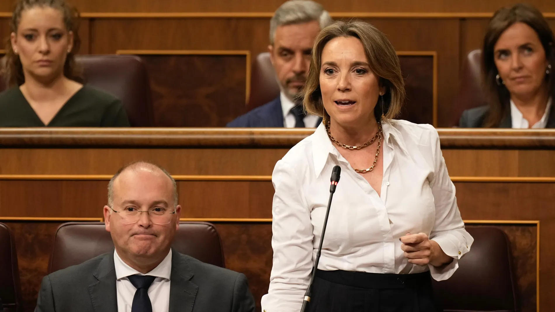 La Vicesecretaria de Regeneración Institucional del PP, Cuca Gamarra en el Congreso de los Diputados junto a Miguel Tellado