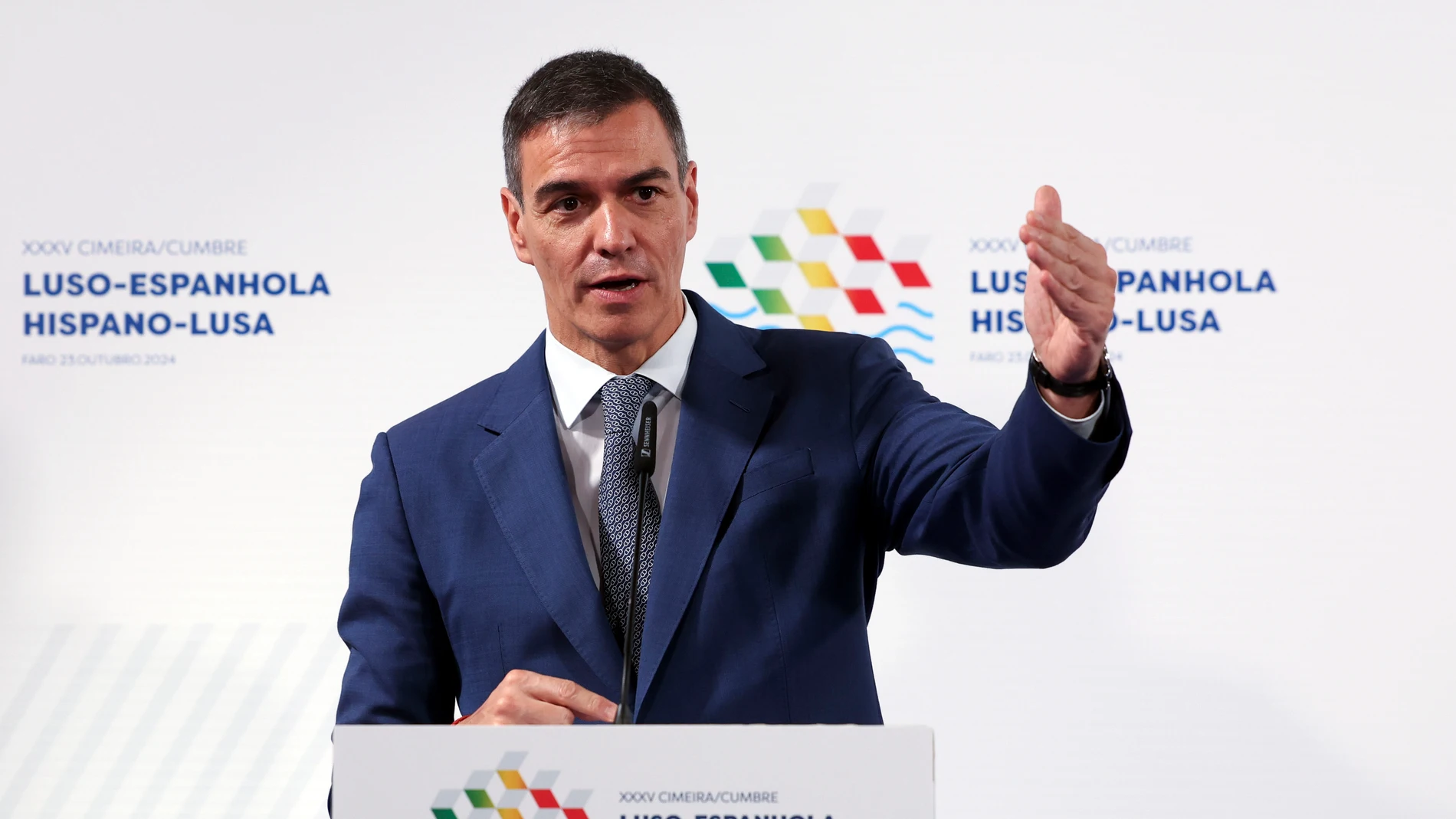 FARO (PORTUGAL), 23/10/2024.- El presidente del Gobierno, Pedro Sánchez, durante una rueda de prensa en el marco de la cumbre hispanolusa celebrada este miércoles en Faro. EFE/Luis Forra