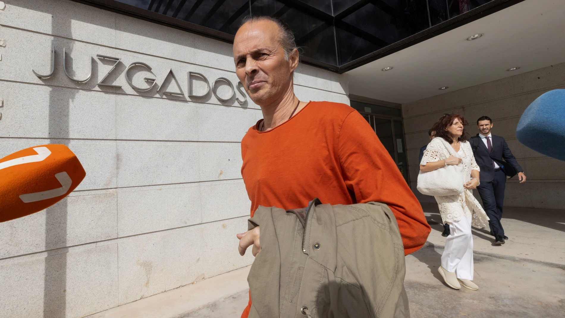 CIEZA, (MURCIA), 23/10/2024.- El líder espiritual de una fundación de corte budista en Abanilla, que está siendo investigado como presunto autor de los delitos de asociación ilícita, contra la salud pública por el manejo de sustancias estupefacientes y contra el medio ambiente por el supuesto uso de mercurio en sus rituales, este miércoles a su salida de los juzgados de Cieza. EFE/ Marcial Guillén