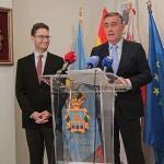 Antonio Pardo responde a la prensa en presencia de Antonio Linaje