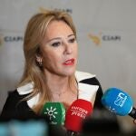 Carolina España atiende a los medios antes de participar en un desayuno informativo