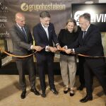 Isabel Blanco, Díez, Pollán y Julio César Álvarez cortan la cinta que inaugura el edificio de apartamentos turísticos 2H Living de León