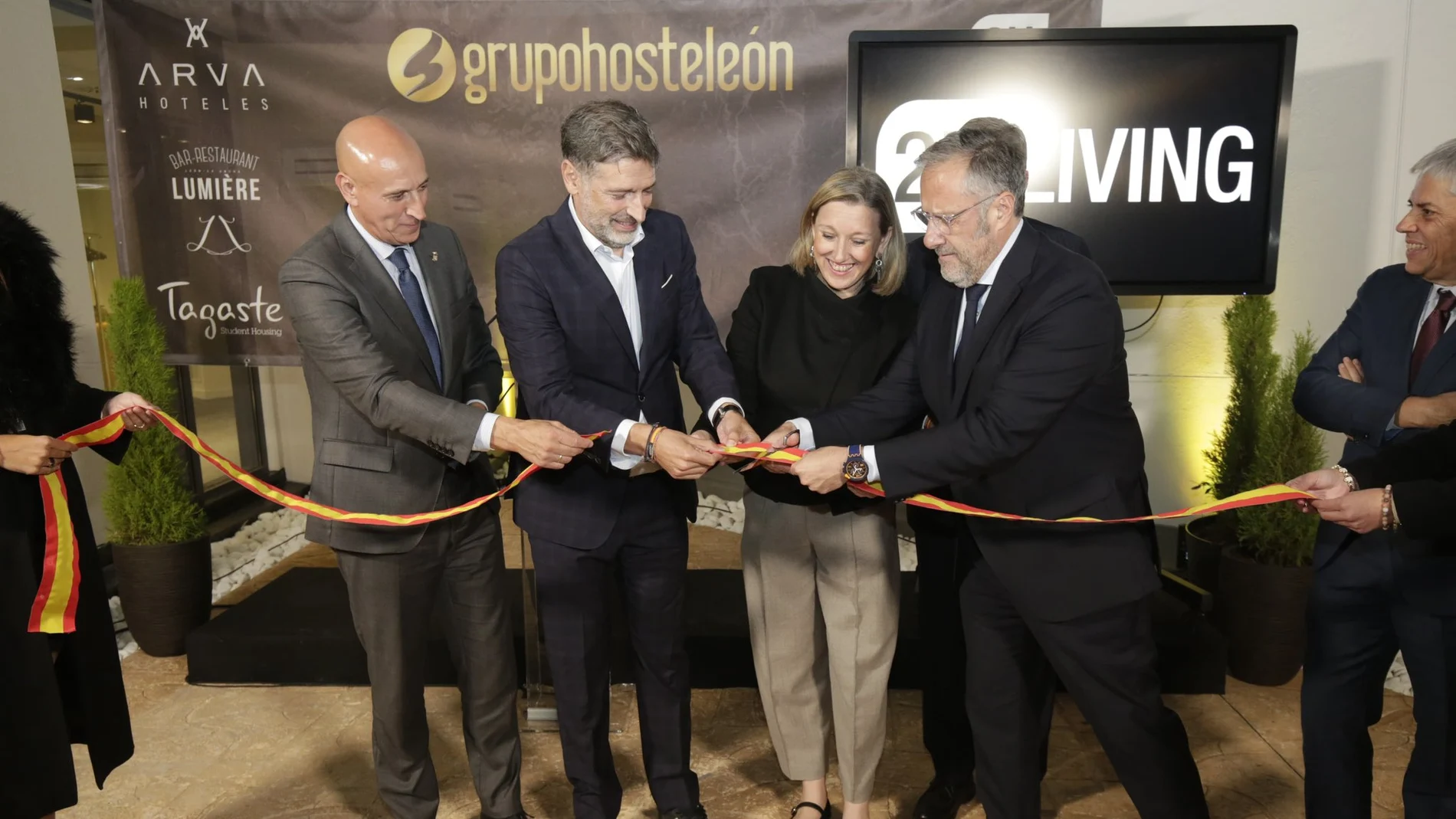 Isabel Blanco, Díez, Pollán y Julio César Álvarez cortan la cinta que inaugura el edificio de apartamentos turísticos 2H Living de León
