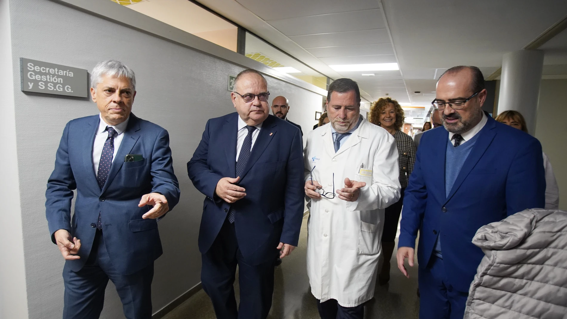 El consejero de Sanidad, Alejandro Vázquez (2I), junto al gerente del Área Sanitaria del Bierzo, Juan Ortiz de Saracho (2D), el alcalde de Ponferrada, Marco Morala (D), y el delegado de la Junta en León, Eduardo Diego (I), durante la visita al hospital comarcal El Bierzo de Ponferrada
