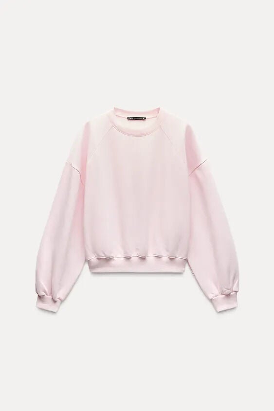 Sudadera de felpa rosa pastel, de Zara (15,95 euros)