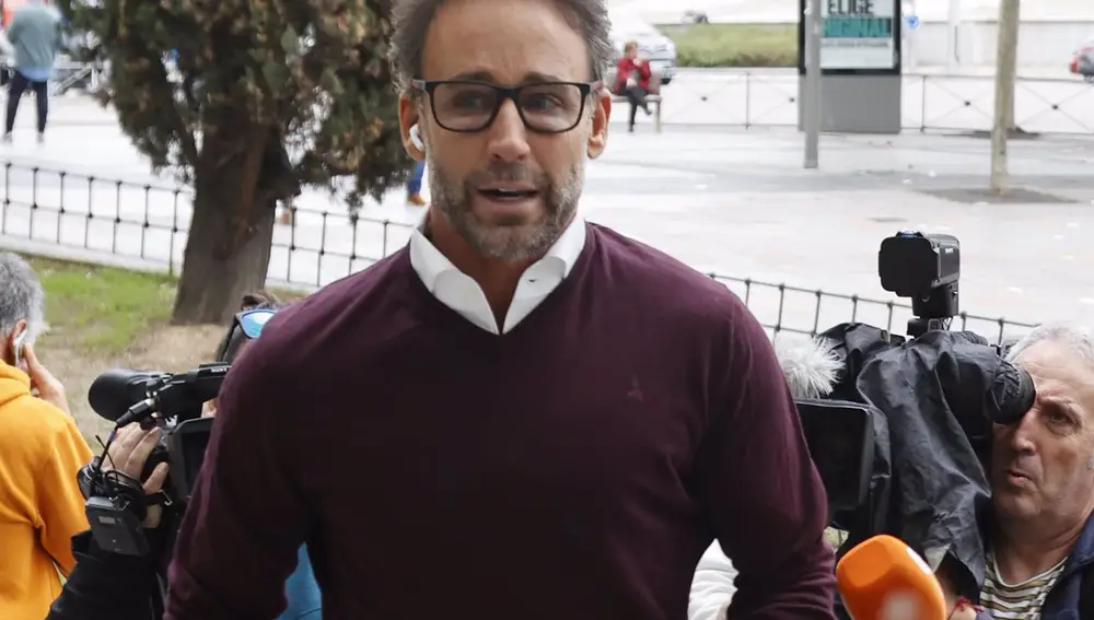 Álvaro Muñoz Escassi acude a los juzgados a ratificar su demanda por extorsión contra Valeri Cuéllar