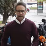 Álvaro Muñoz Escassi acude a los juzgados a ratificar su demanda por extorsión contra Valeri Cuéllar