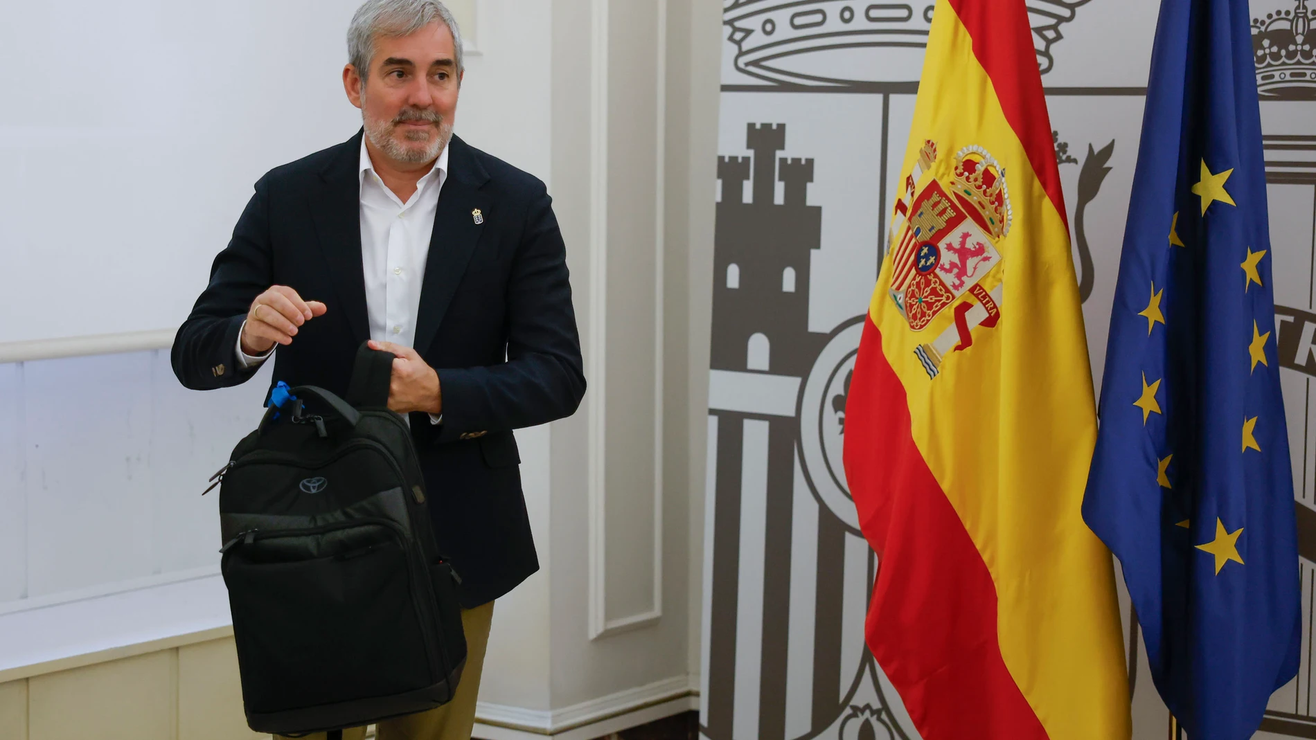 MADRID, 23/10/2024.- El presidente de Canarias, Fernando Clavijo, a su llegada a la reunión mantenida con la ministra de Hacienda, María Jesús Montero, para tratar las cantidades que la comunidad autónoma reclama por los gastos sanitarios y educativos que supone la atención a los menores migrantes, este miércoles en Madrid. EFE/Juan Carlos Hidalgo
