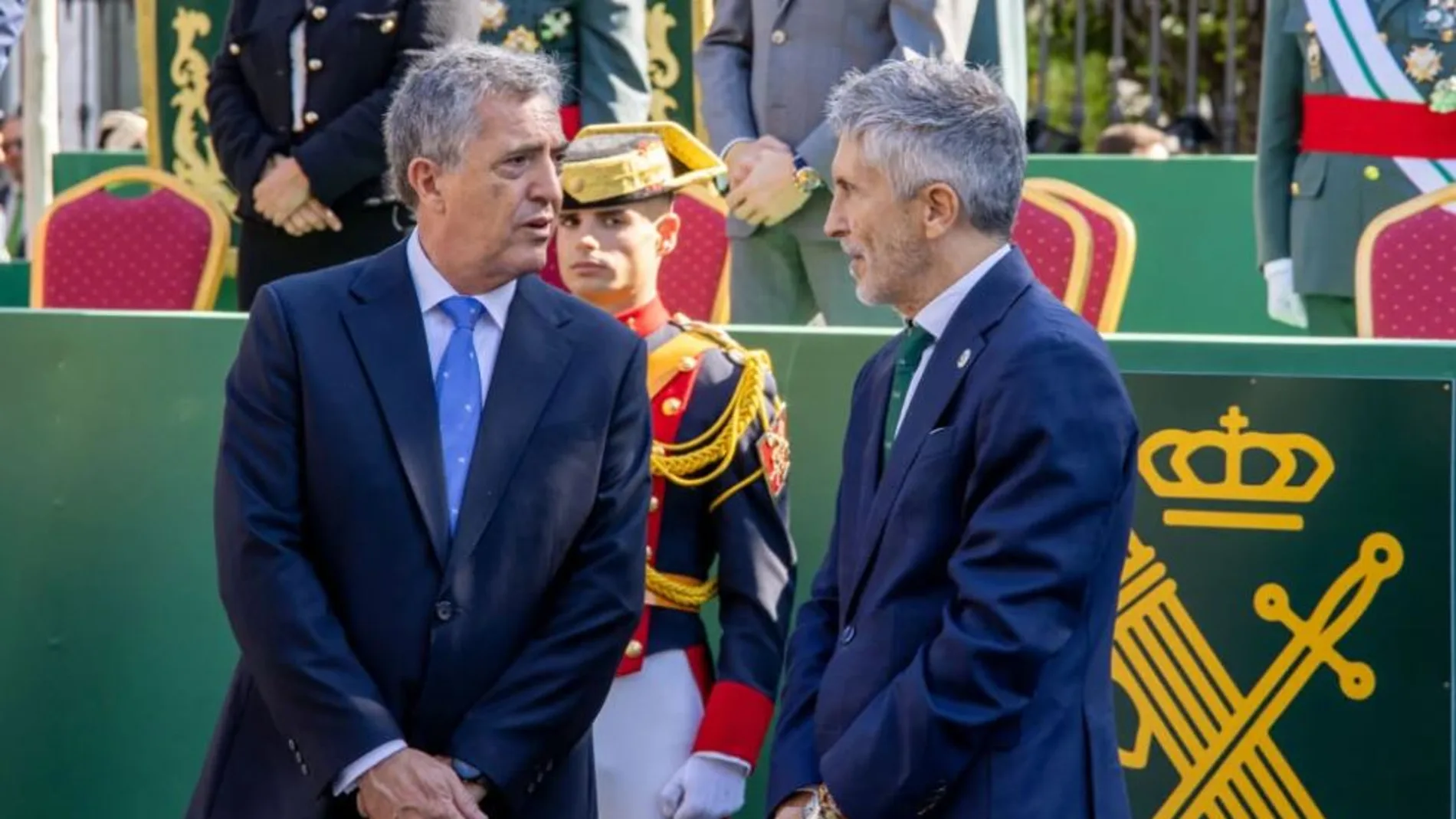 El exdirector de la Guardia Civil Leonardo Marcos, junto al ministro del Interior, Fernando Grande-Marlaska