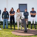 El equipo español, Reyes Martín, directora de Salto de la RFHE, y José Manuel Romero, veterinario, posan con la estatua de "Tornado VS" 