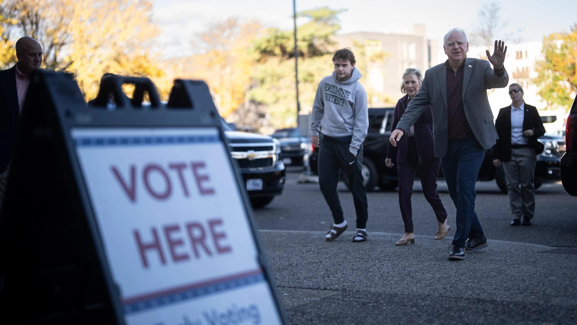 El candidato demócrata a la vicepresidenta, Tim Walz, ejerce el voto anticipado en St. Paul