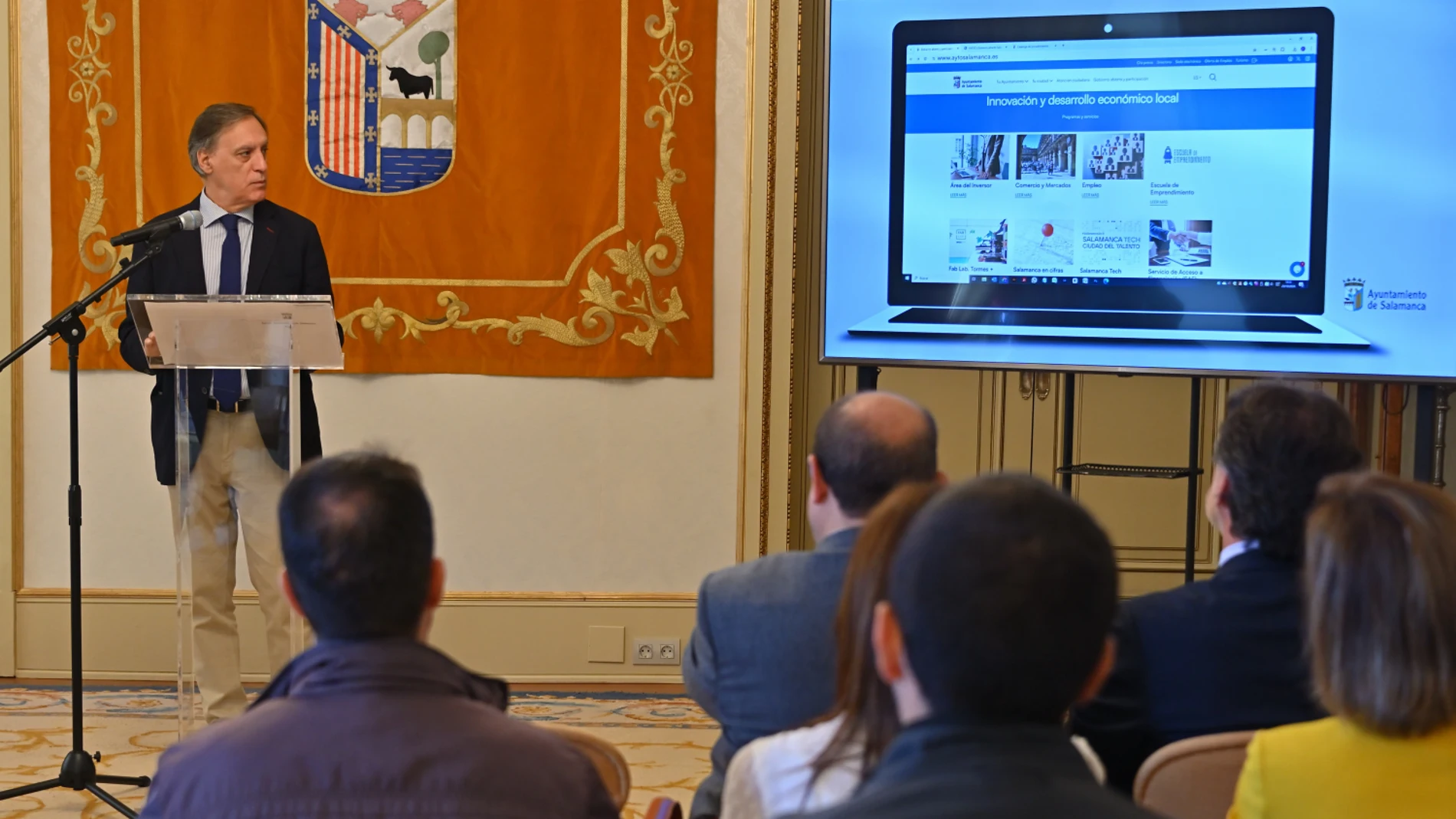 El alcalde de Salamanca. Carlos García Carbayo, presenta la nueva web