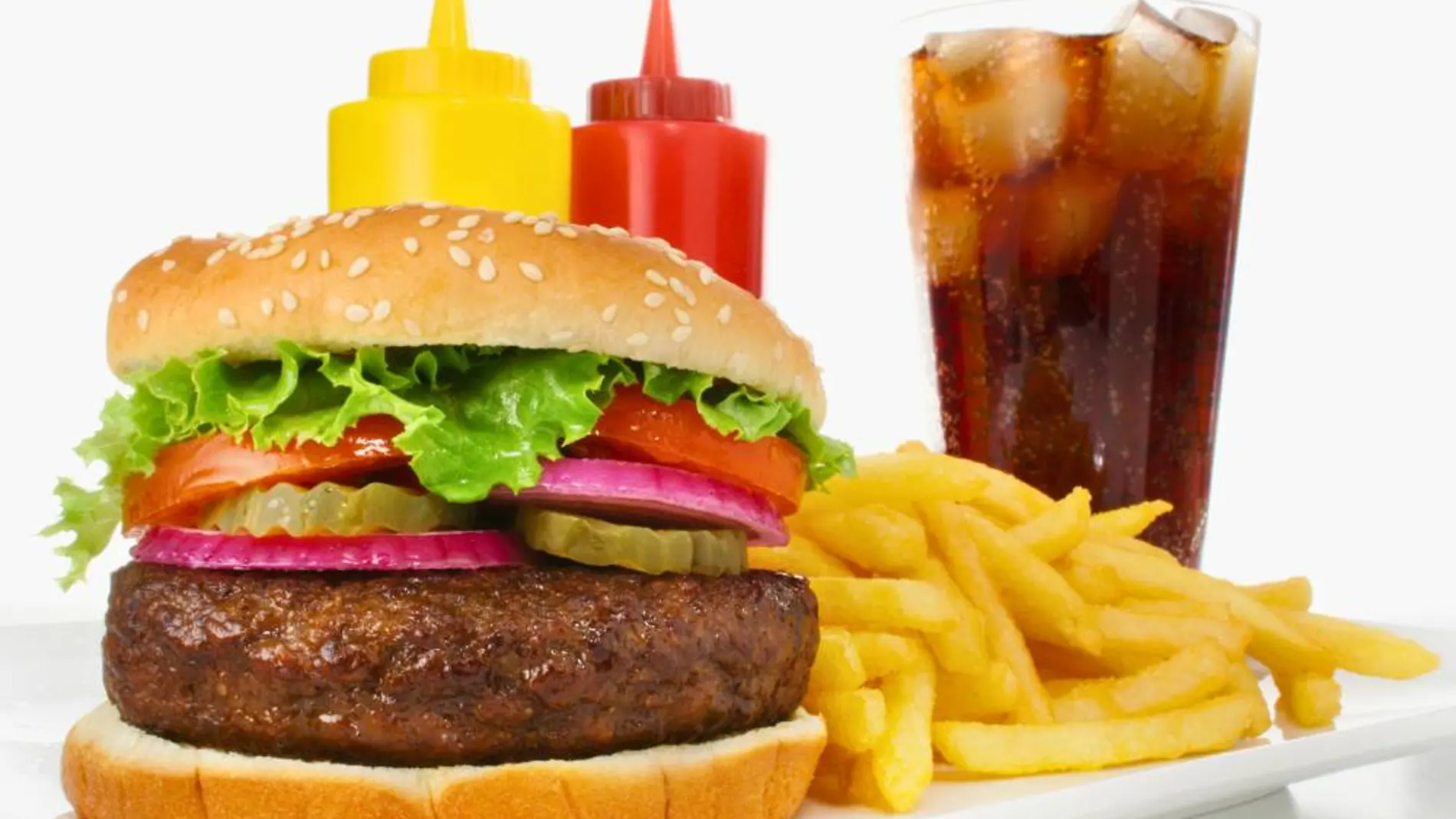 Hamburguesa y refresco de cola con patatas fritas, comida basura rápida o fast food