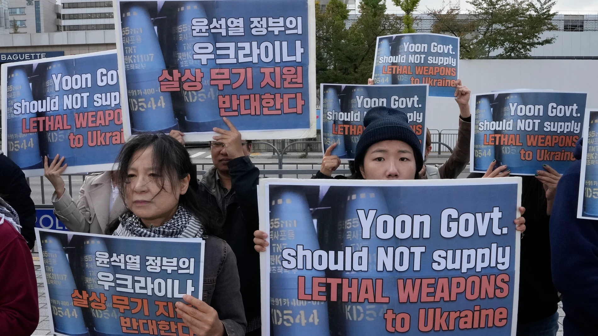 South Korean protesters stage a rally against their government's plans to supply lethal weapons to Ukraine, in front of the Presidential Office in Seoul, South Korea, Wednesday, Oct. 23, 2024. (AP Photo/Ahn Young-joon)