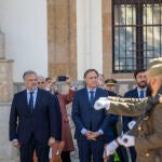Para militar en Salamanca en homenaje a los veteranos de la Guardia Civil y las Fuerzas Armadas. En la imagen, Carlos García Carbayo, Carlos Pollán y Fran García