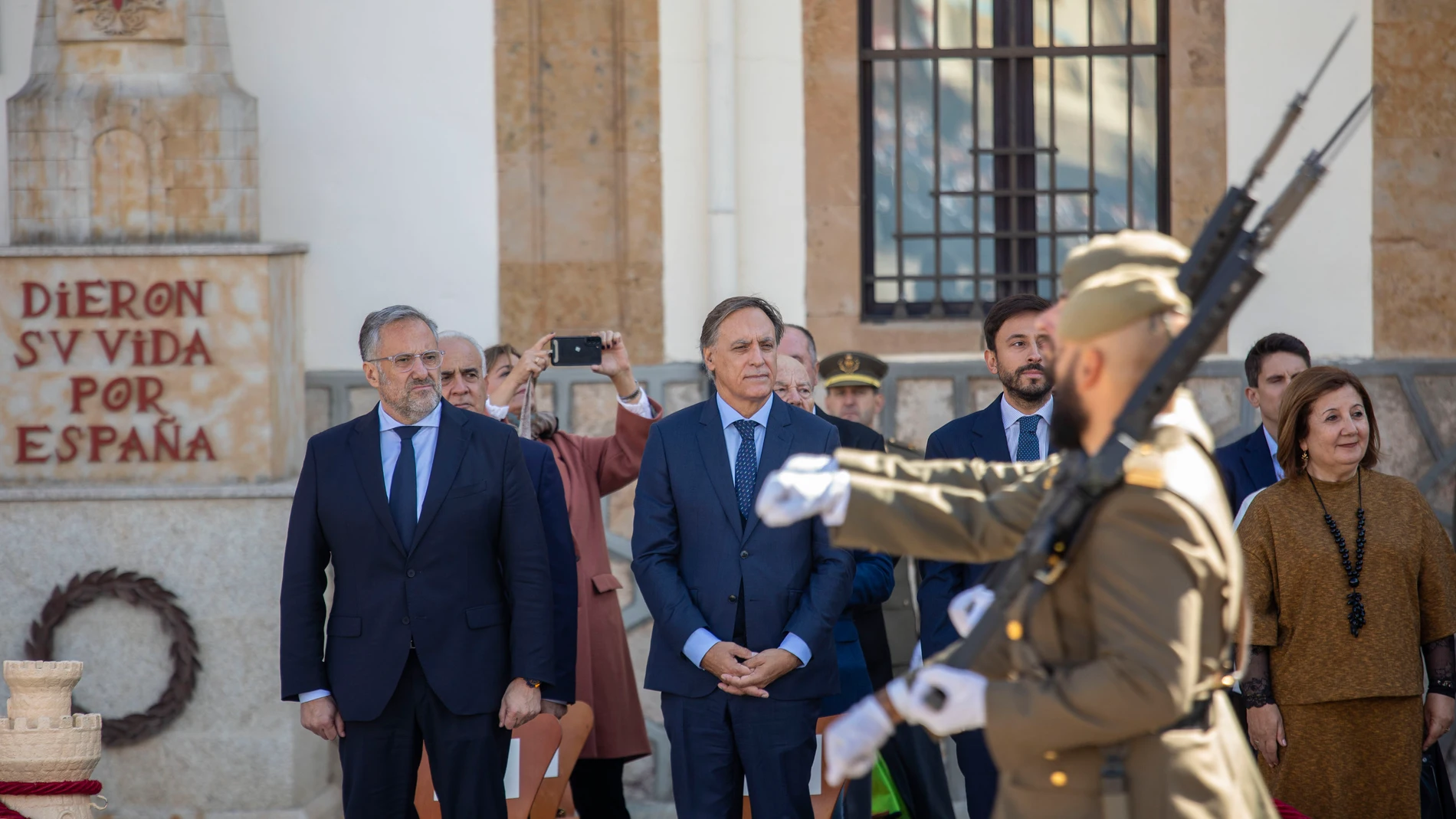 Para militar en Salamanca en homenaje a los veteranos de la Guardia Civil y las Fuerzas Armadas. En la imagen, Carlos García Carbayo, Carlos Pollán y Fran García