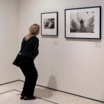 Una mujer visita la exposición temporal "Imogen Cunnigham Esencias" inaugurada este jueves en el Museo Carmen Thyssen Málaga. La muestra permanecerá abierta desde hoy 24 de octubre hasta el 19 de enero de 2025 