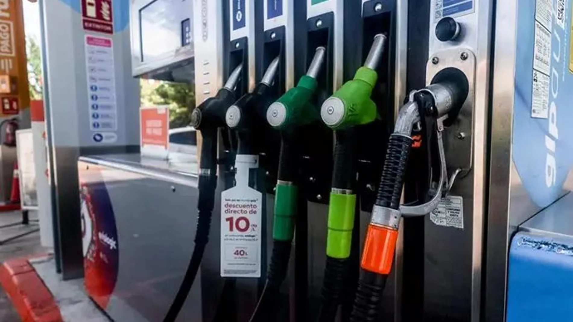 Varios surtidores en una gasolinera