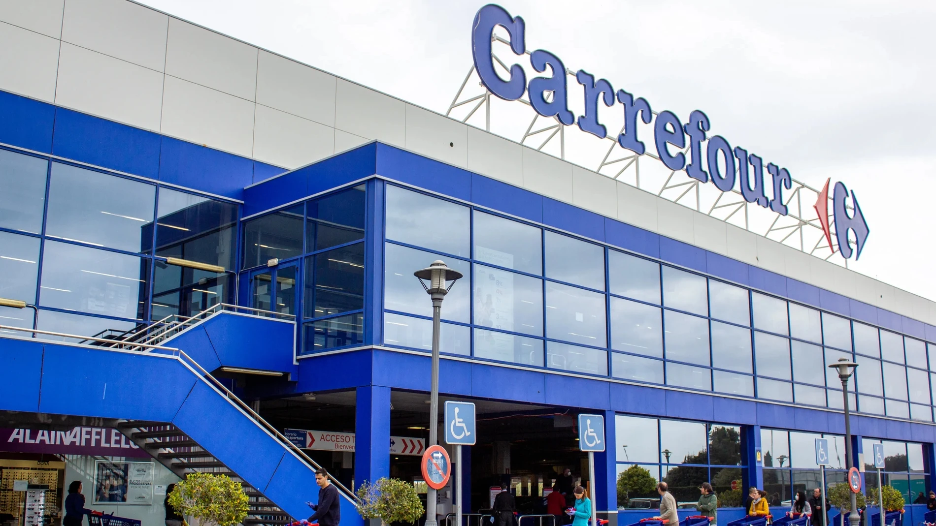 Colas en Carrefour para comprar el producto número uno en ventas para tu coche