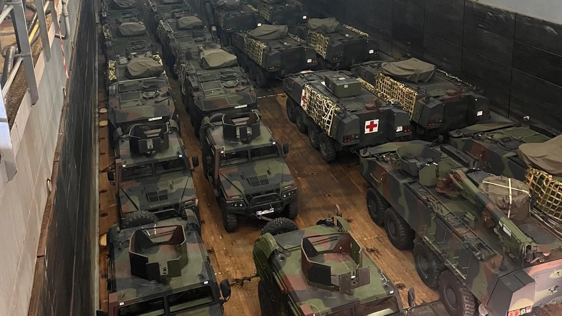 Los vehículos que desplegará España viajan a bordo del buque "Castilla"