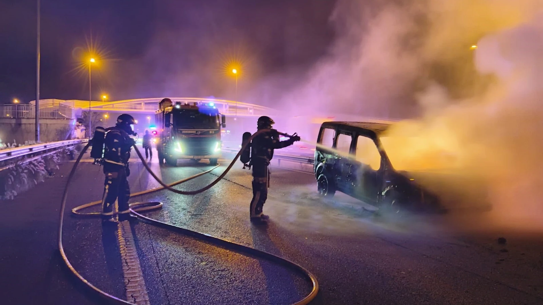 Bomberos Tenerife intervienen en el incendio de un vehículo en la TF-5 REMITIDA / HANDOUT por BOMBERO DE TENERIFE Fotografía remitida a medios de comunicación exclusivamente para ilustrar la noticia a la que hace referencia la imagen, y citando la procedencia de la imagen en la firma 24/10/2024
