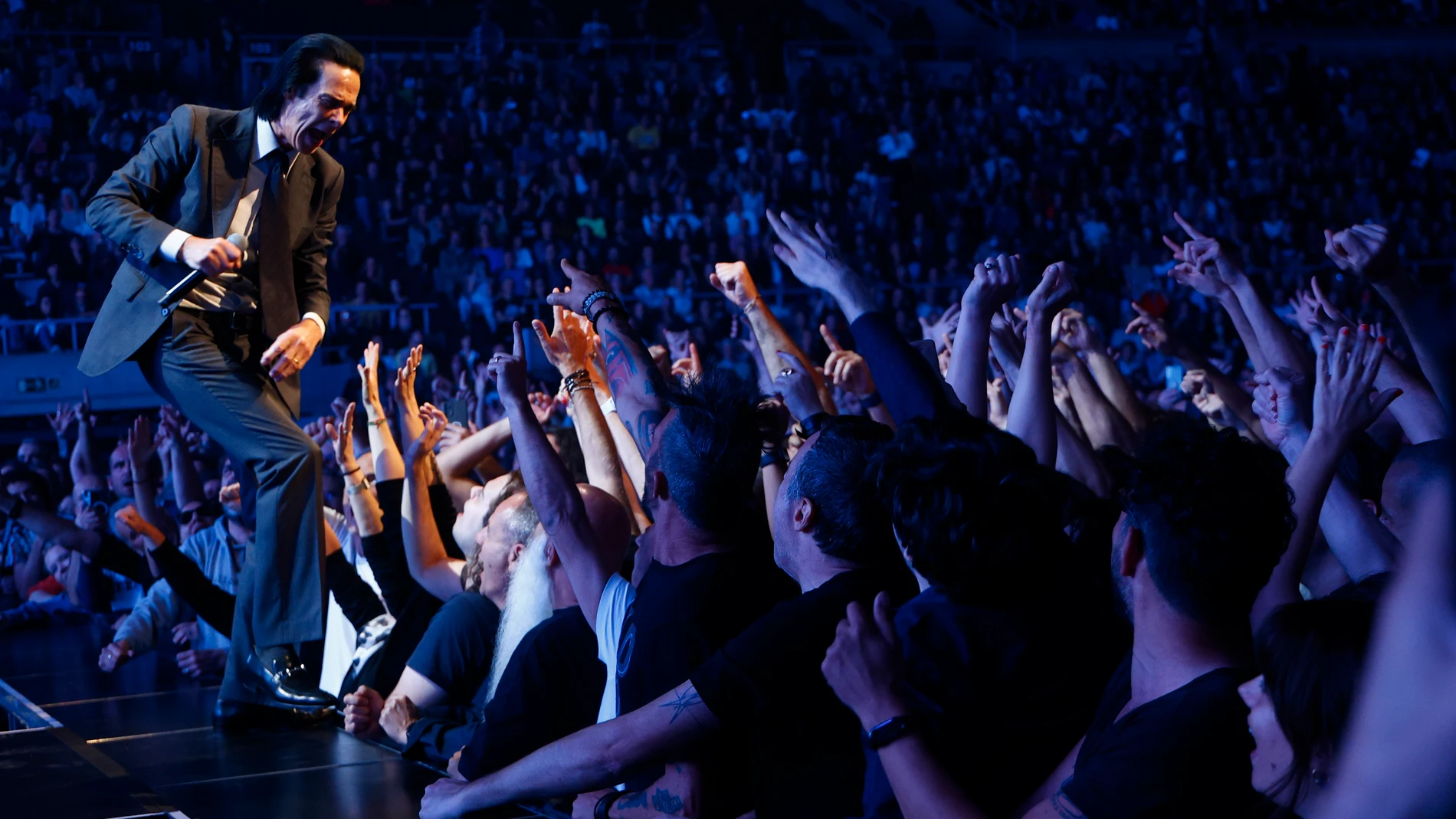 BARCELONA, 24/10/2024.- El músico australiano Nick Cave acompañado por su namda The Bad Seeds durante su concierto esta noche de jueves en el Palau Sant Jordi de Barcelona, dentro de su gira 'The Wild Go Tour'. EFE/Quique García