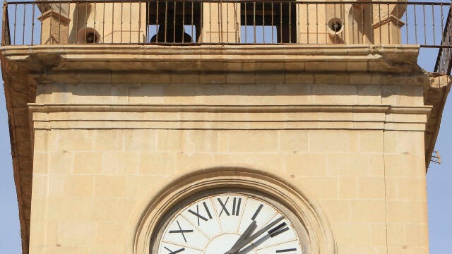 Se desprende parte de la cornisa de la torre del reloj del Ayuntamiento de Alicante