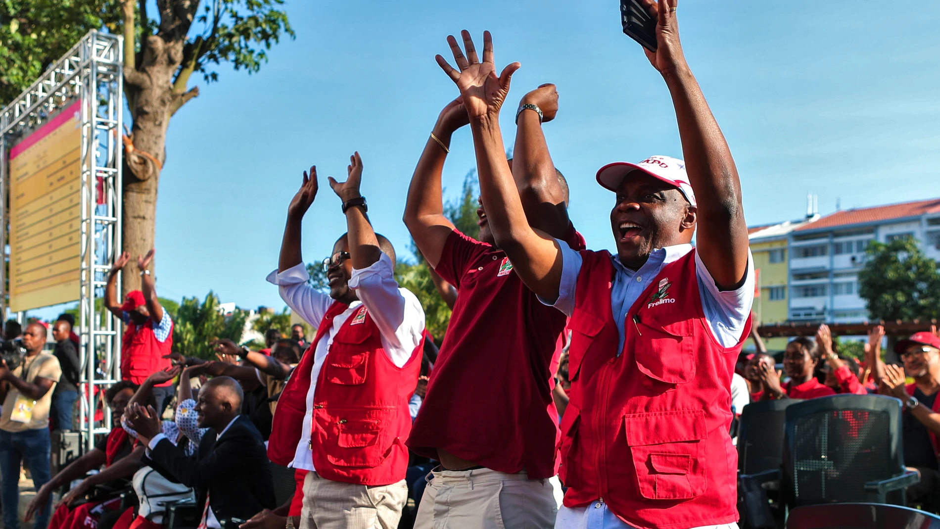 Maputo (Mozambique), 24/10/2024.- Supporters and members of Mozambique's Frelimo ruling party celebrate the results of the 09 October general election in Maputo, Mozambique, 24 October 2024. The National Electoral Commission (CNE) on 24 October released the results of the general tabulation of the 09 October elections - presidential, legislative and provincial assemblies - announcing the victory of the ruling party Mozambique Liberation Front (Frelimo) with 11 more seats in parliament. Frelim...