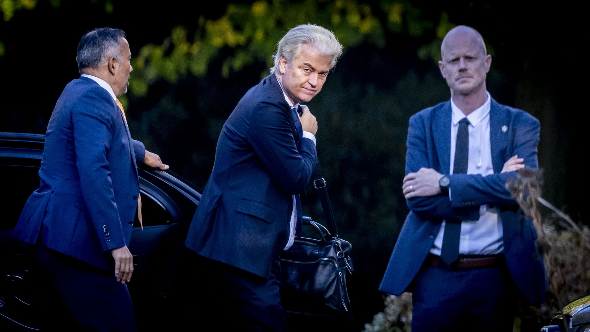 The Hague (Netherlands), 24/10/2024.- Geert Wilders (C), leader of the Party for Freedom (PVV), arrives at the Catshuis, the official residence of the Dutch Prime Minister, in The Hague, The Netherlands, 24 October 2024. Coalition parties PVV, VVD, NSC and BBB are engaging in talks with Prime Minister Dick Schoof about the asylum measures they would want to implement. (Países Bajos; Holanda, La Haya) EFE/EPA/ROBIN UTRECHT
