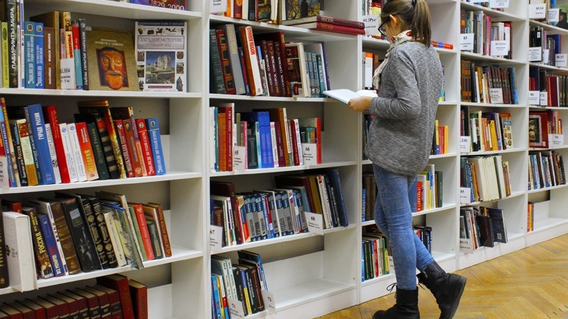 Una chica en una biblioteca. REMITIDA / HANDOUT por Junta de Andalucía Fotografía remitida a medios de comunicación exclusivamente para ilustrar la noticia a la que hace referencia la imagen, y citando la procedencia de la imagen en la firma 24/10/2024