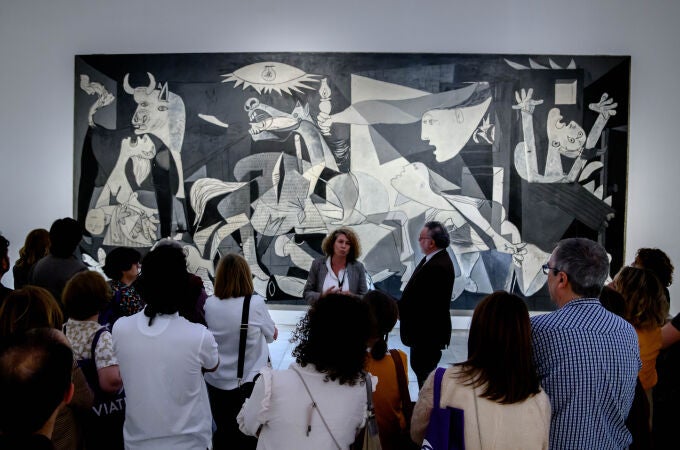 Eduard Vieta junto al "Guernica", de Pablo Picasso