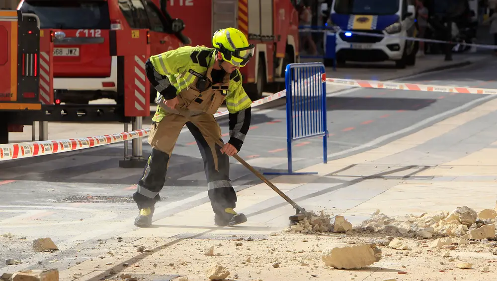 Se desprende parte de la cornisa de la torre del reloj del Ayuntamiento de Alicante