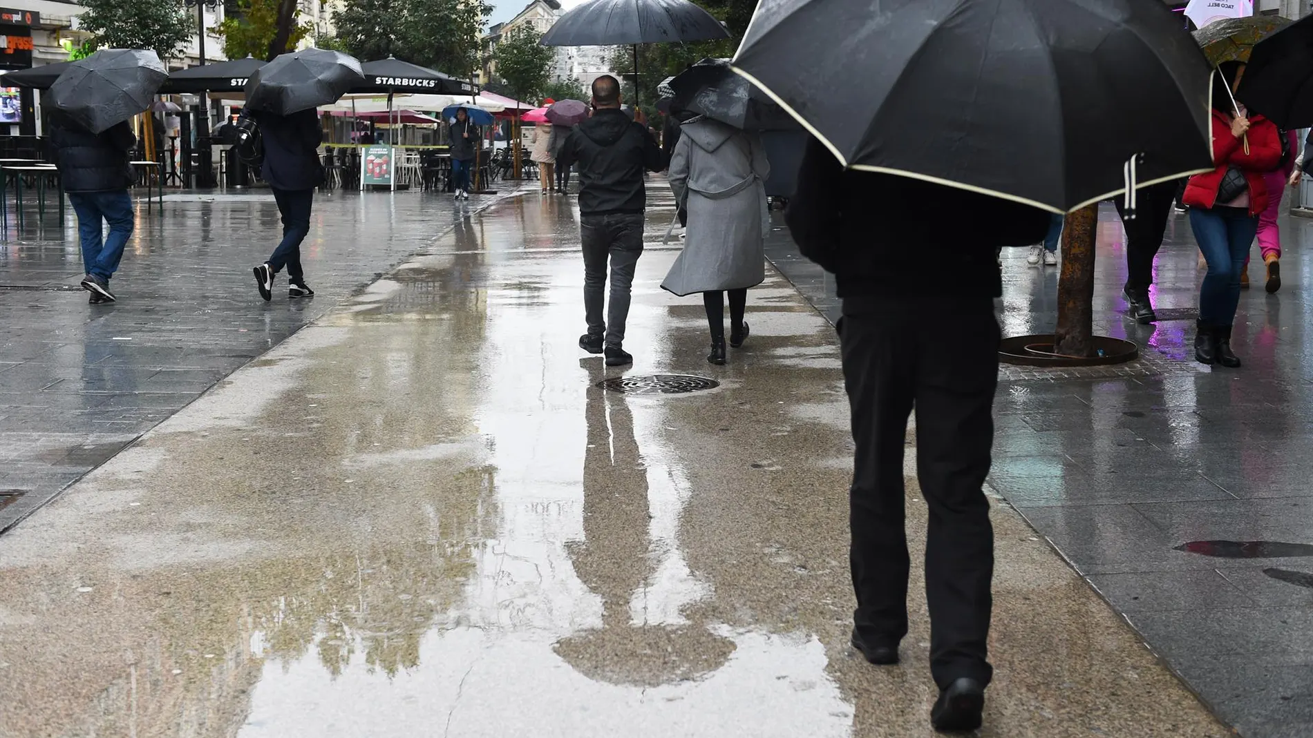MURCIA.-Casi la mitad de España estará mañana en aviso por lluvias, tormentas y olas