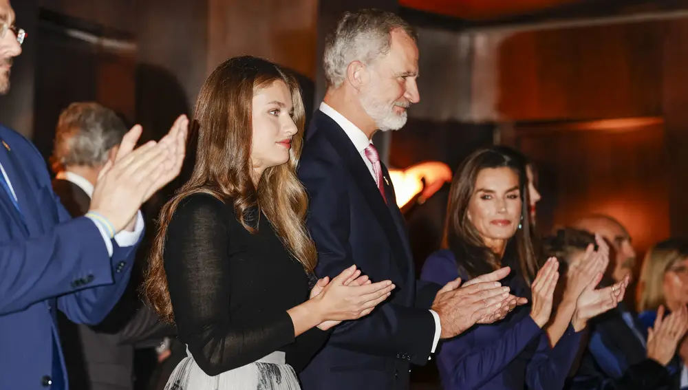 La Princesa Leonor con una falda plisada de flores en el Concierto Premios Princesa de Asturias 2024