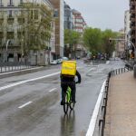 La Comunidad extenderá a más personas vulnerables el servicio que ofrece con Glovo de llevarles comida a casa