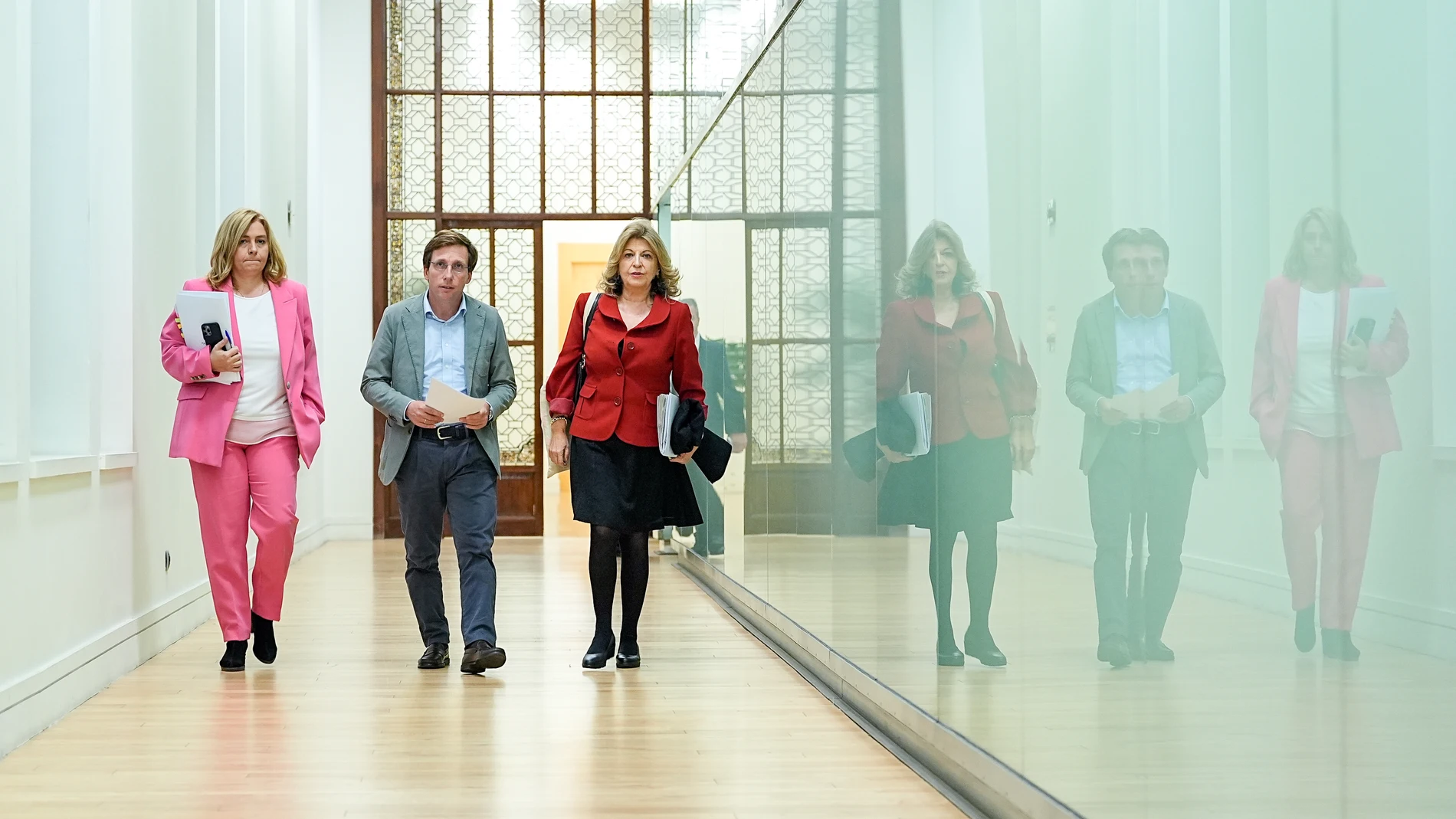 De izquierda a derecha, Inma Sanz, José Luis Martínez-Almeida y Engracia Hidalgo