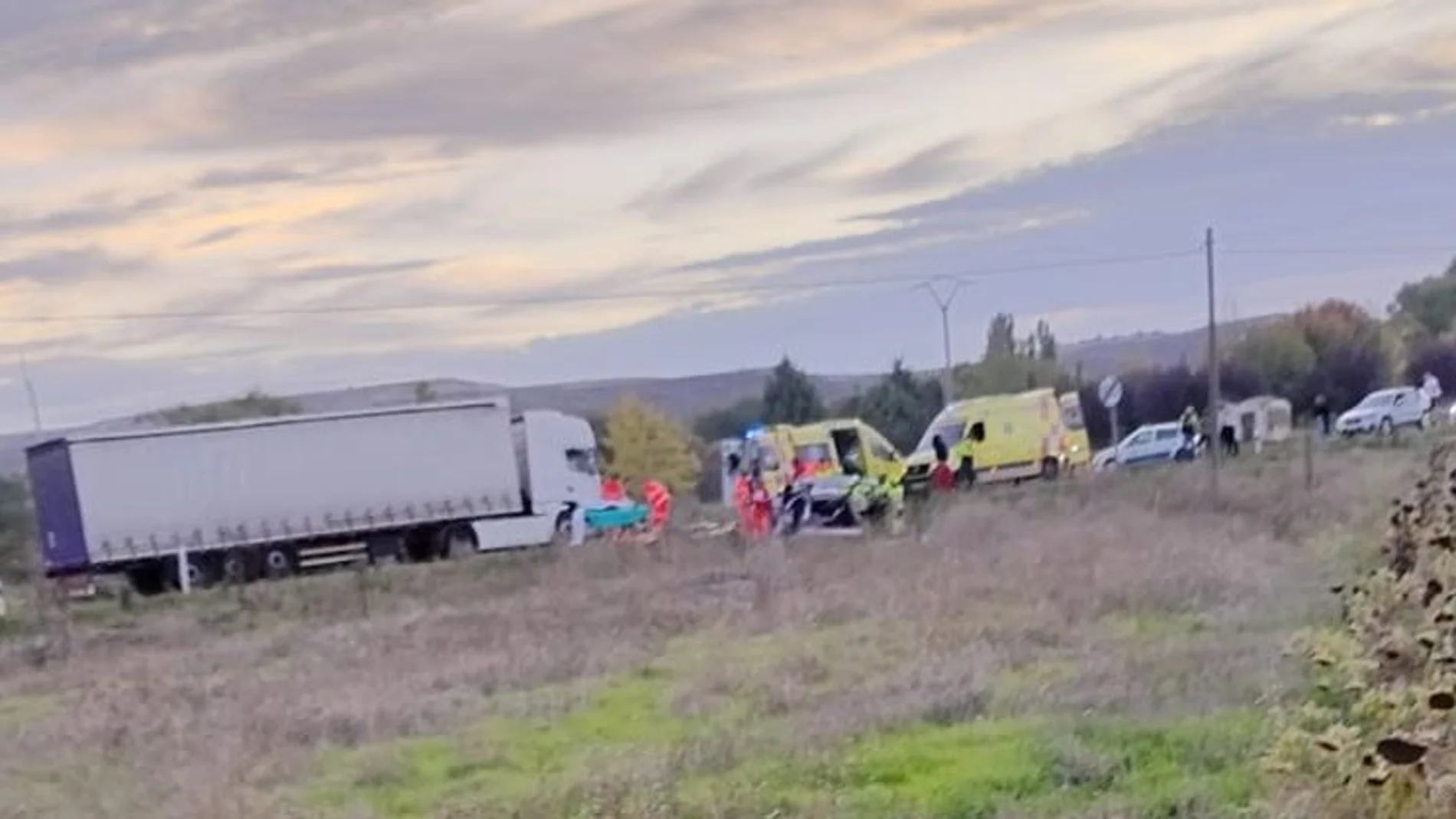 Los servicios sanitarios atienden en el lugar del accidente en la N-122 a la altura de Fuentecén (Burgos)