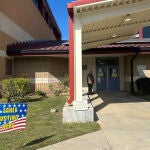  Fotografía de un puesto de votación en el Centro Comunitario Theron Ussery, este miércoles, en Macon (Estados Unidos)