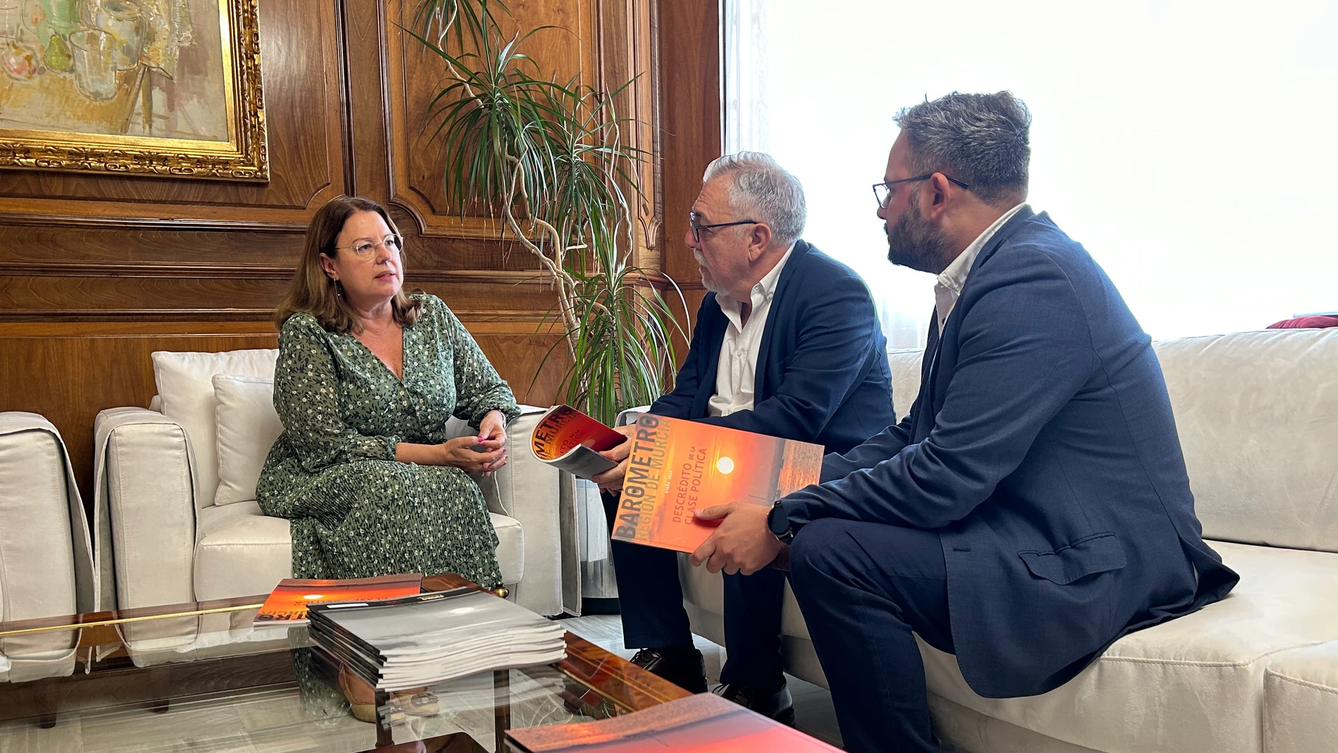 La presidenta de la Asamblea, Visitación Martínez, junto al codirector del CEMOP, Juan José García Escribano, y su director técnico, Alberto Mora