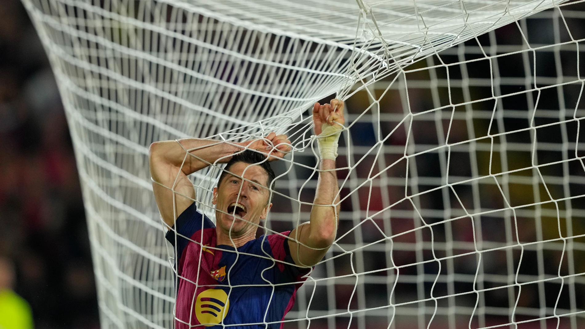 -FOTODELDÍA- BARCELONA, 23/10/2024.- El delantero del FC Barcelona Robert Lewandowski se lamenta durante el encuentro correspondiente a la fase regular de la Liga de Campeones que disputan hoy miércoles FC Barcelona y Bayern Munich en el estadio Olímpico Lluis Companys, en Barcelona. EFE/Alejandro García
