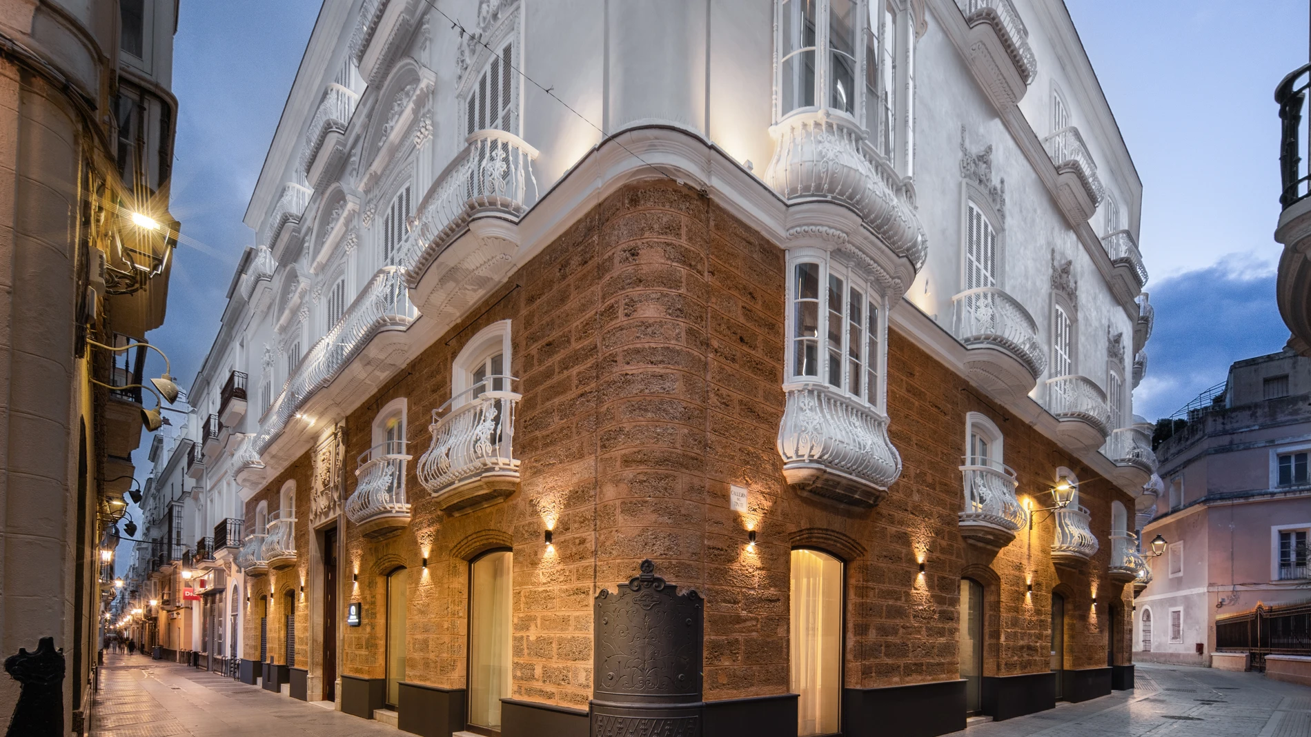 La imponente fachada del Hotel Áurea Casa Palacio Sagasta