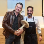 El chef y CEO de tabernas PerretxiCo, Josean Merino, otorgó el galardón al periodista Iñaki López