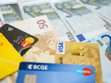 La OCU avisa de que, aunque es necesario tener ahorros en el banco, deberíamos tener un límite en nuestras cuentas bancarias para evitar problemas de dinero en el futuro La OCU avisa de que, aunque es necesario tener ahorros en el banco, deberíamos tener un límite en nuestras cuentas bancarias para evitar problemas de dinero en el futuro