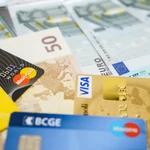 La OCU avisa de que, aunque es necesario tener ahorros en el banco, deberíamos tener un límite en nuestras cuentas bancarias para evitar problemas de dinero en el futuro