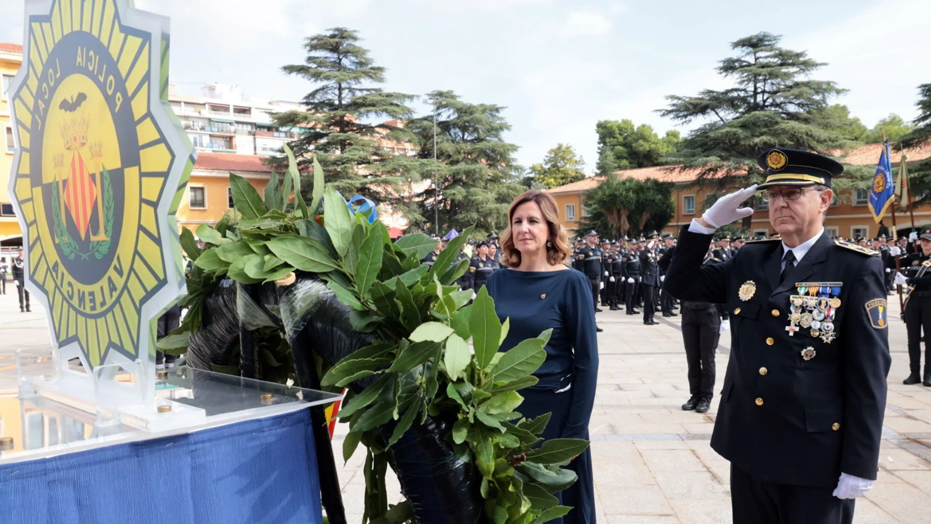 La alcaldesa Catalá y el jefe de la Policía, José Vicente Herrera, en la ofrenda a los caídos