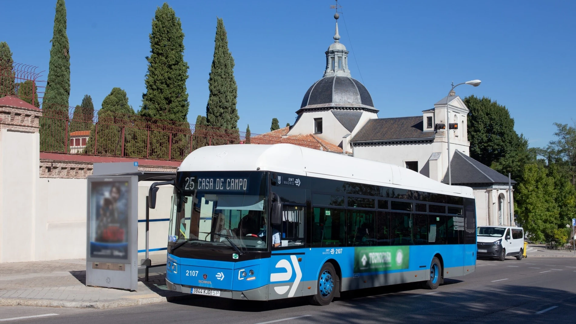 Imagen de archivo. Autobús frente al cementerio de San Isidro. REMITIDA / HANDOUT por AYUNTAMIENTO DE MADRID Fotografía remitida a medios de comunicación exclusivamente para ilustrar la noticia a la que hace referencia la imagen, y citando la procedencia de la imagen en la firma 24/10/2024